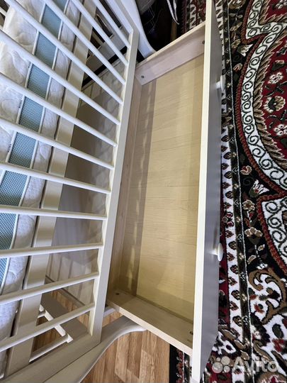 Детская кроватка с маятником и ящиком