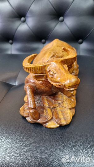 Бык из цельного куска дерева. Денежный