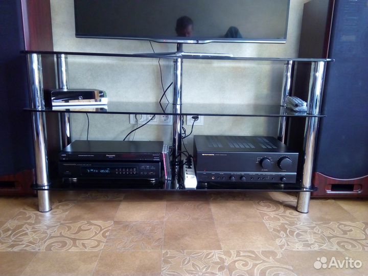 Стеклянная тумбочка для телевизора