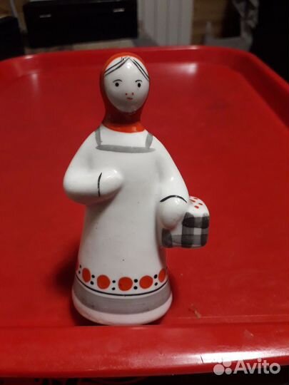 Статуэтка девушка с лукошком Гжель