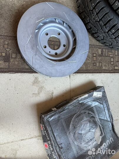 Тормозные диски и колодки Brembo для Porsche Macan