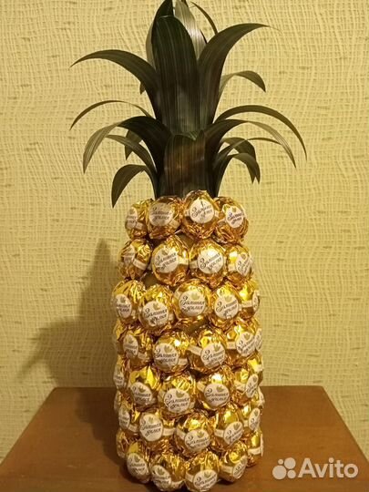 Подарки из конфет (Ананас, виноград)