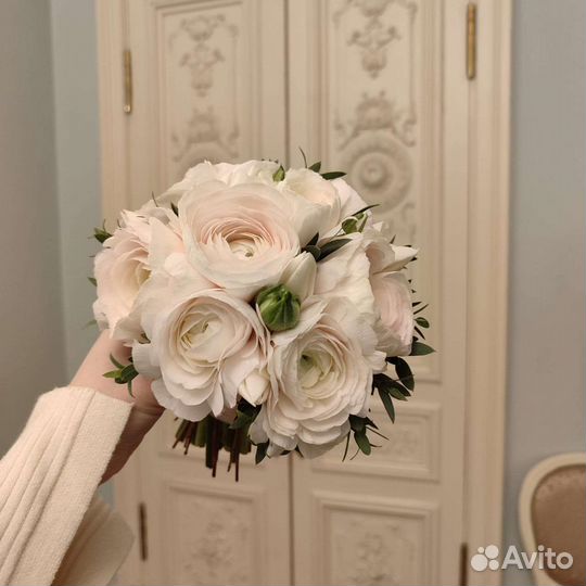 Свадебный букет из ранункулюсов и тюльпанов