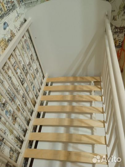 Детская кроватка с маятником