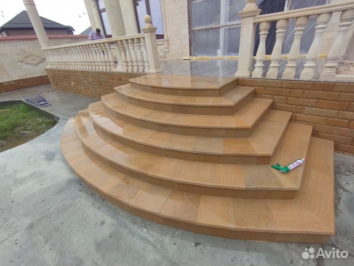 Лестница с камнем даг