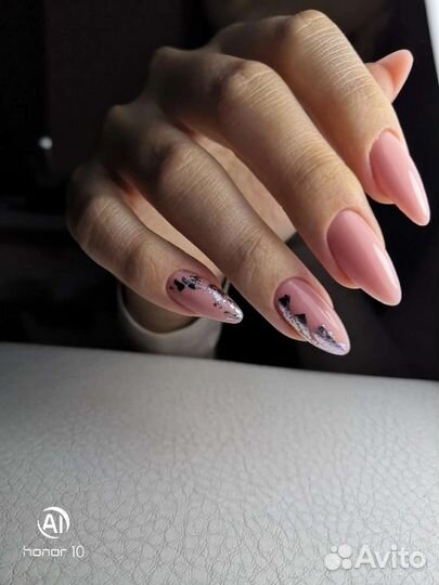 Услуги маникюра и педикюра