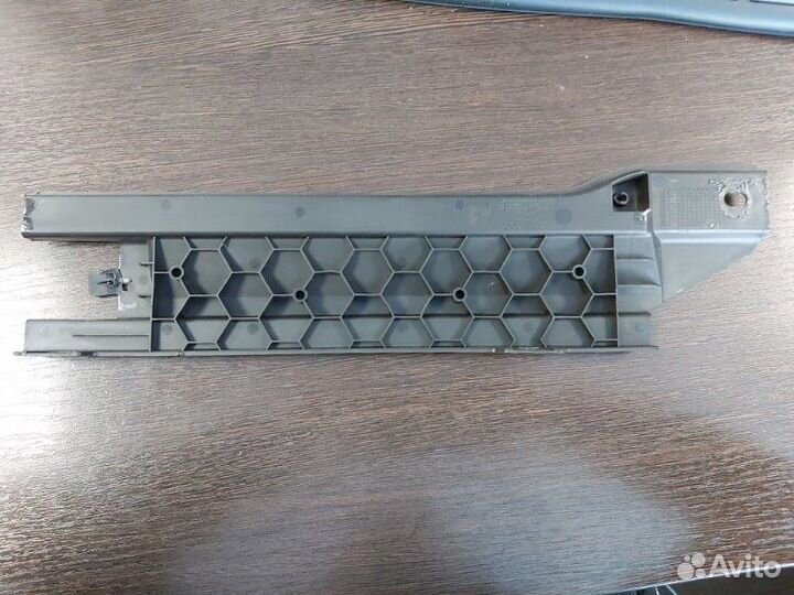 Обшивка багажника правая Mercedes Gl 500 4Matic