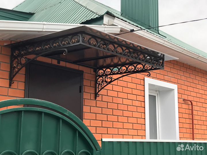 Козырек над дверью на крыльцо в наличии