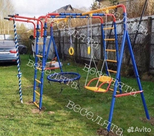 Качели для детей. Уличная площадка. Новая