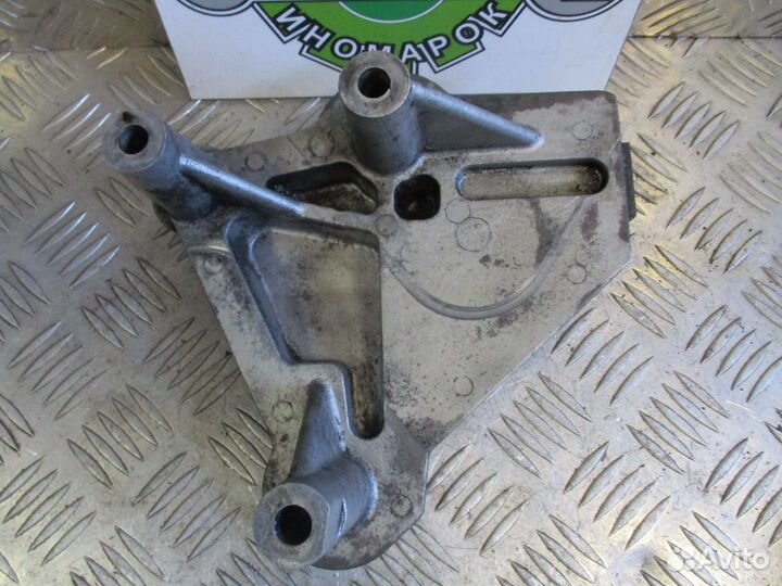 Кронштейн двигателя правый Dodge Caravan 3 2.4Л