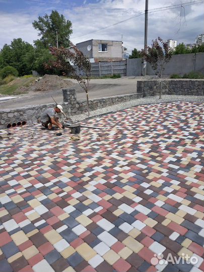Разнорабочий на тротуарную плитку, мастер