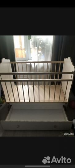 Детская кроватка с маятником и ящиком