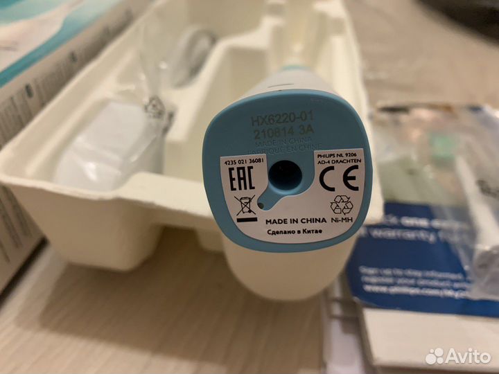 Электрическая зубная щетка philips новая