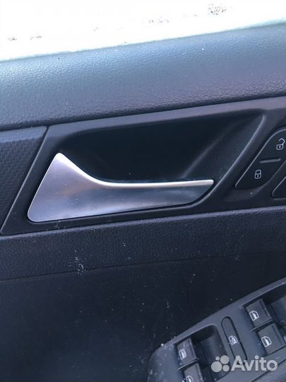 Дверные ручки внутренние на Volkswagen Jetta 6
