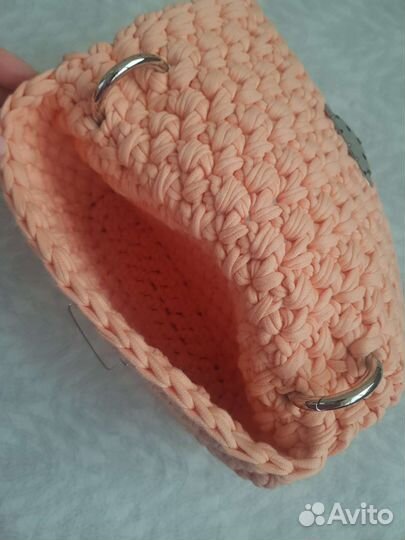 Сумка клатч персикового цвета из пряжи