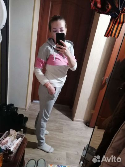 2 женских костюма