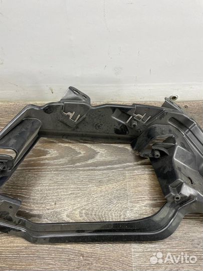 Держатель накладки выхлопной BMW G05
