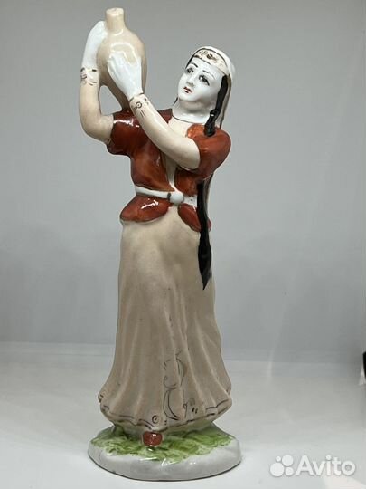 Статуэтка фарфор девушка С кувшином Ереван СССР