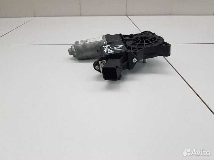 Моторчик стеклоподъемника задний правый