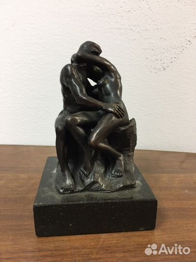 Статуэтка пара целуется бронза на камне