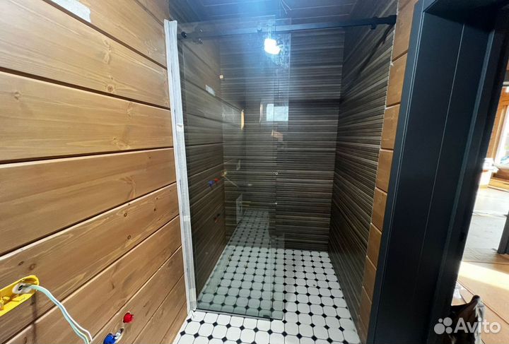 Стеклянные душевые перегородки