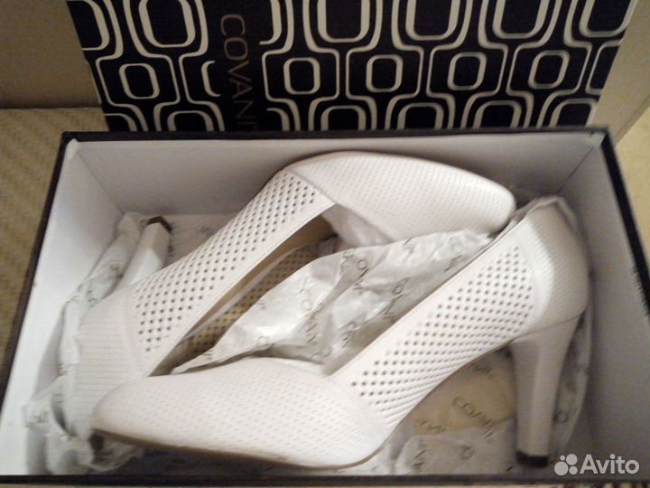 Новые белые перфо.кожаные туфли Covani, 40 р