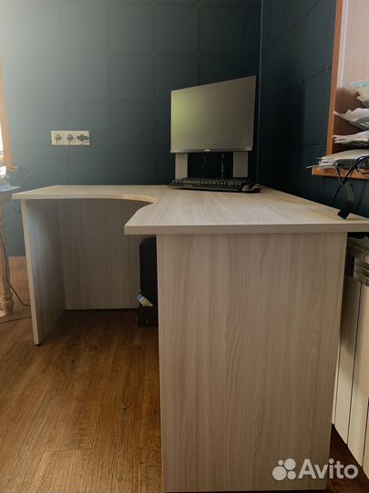 Эргономичный письменный стол