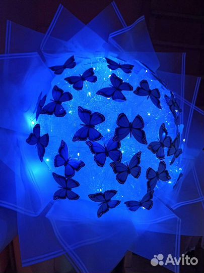 Светящийся букет из 27 бабочек