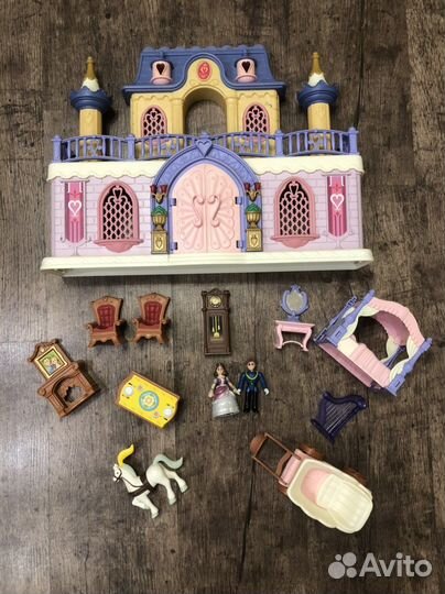 Замок с мебелью и жителями