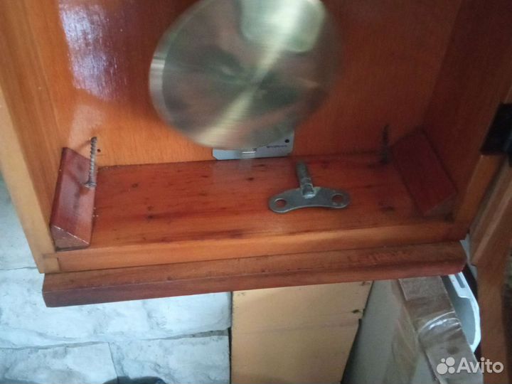 Настенные часы с маятником