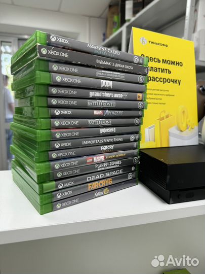 Xbox One X + 2 геймпада + 470 игр