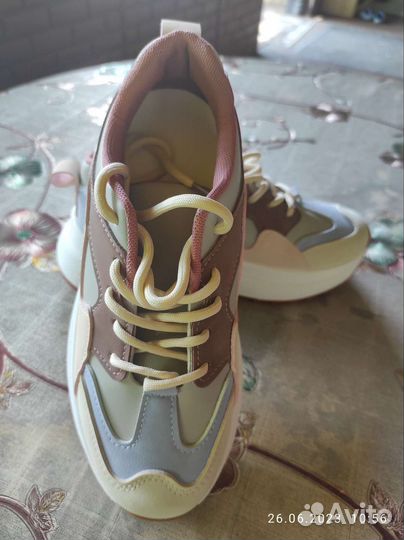 Кроссовки на 37 р. новые