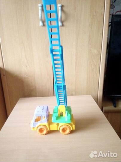 Машинка-грузовик с выдвижной лестницей