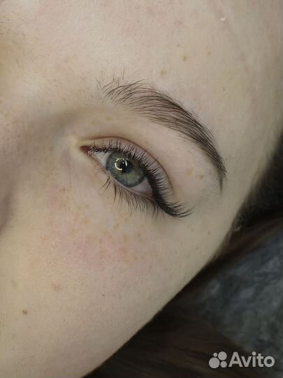 Наращивание ресниц около глобуса