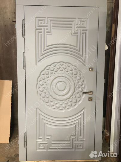 Трехконтурная дизайнерская входная дверь