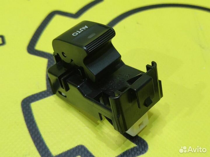 Кнопка стеклоподъемника задняя левая Toyota Camry