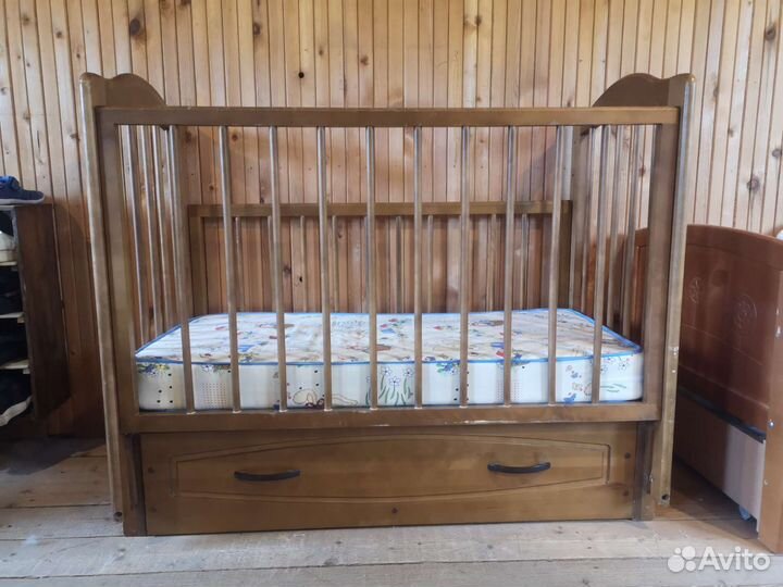Кроватка детская с маятником и ящиком