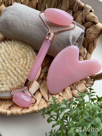 33. Массажер роликовый для лица и шеи розовый