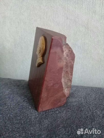 Барельеф Ленина на натуральном камне, настольный