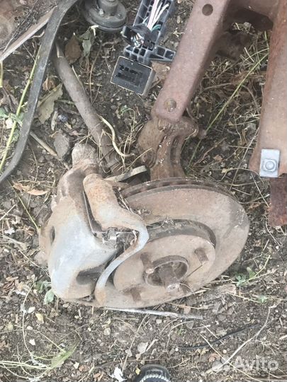 Передний поворотный кулак Ниссан Тиида