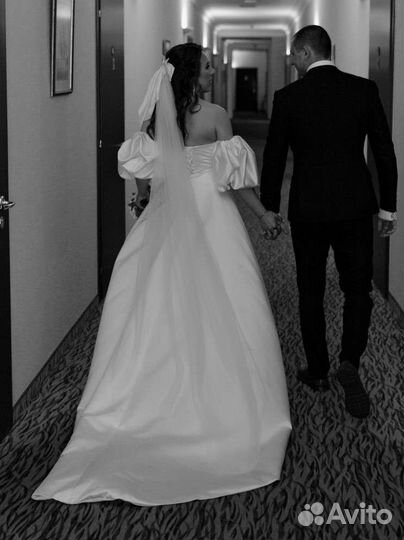 Свадебное платье со шлейфом