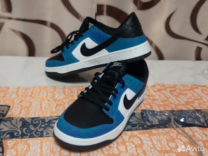 Кроссовки женские