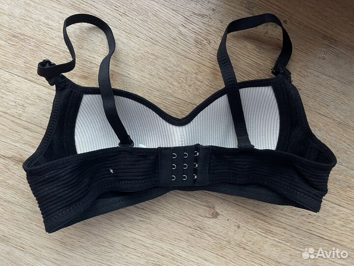 Чёрный бюстгальтер