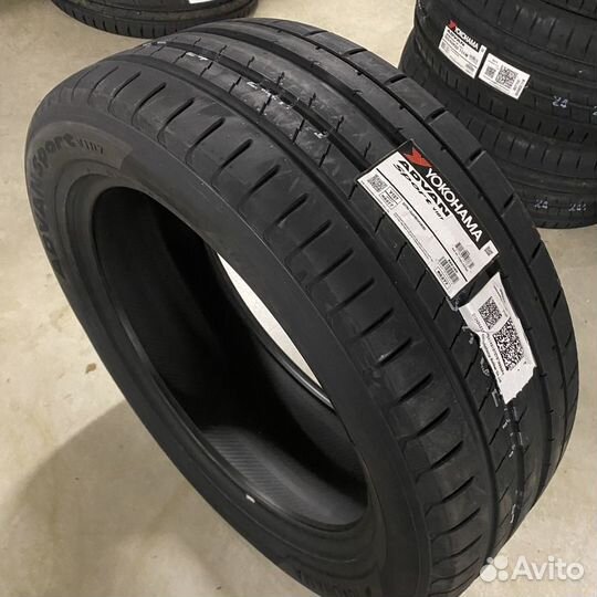 Yokohama Advan Sport V107 305/35 R23 Y