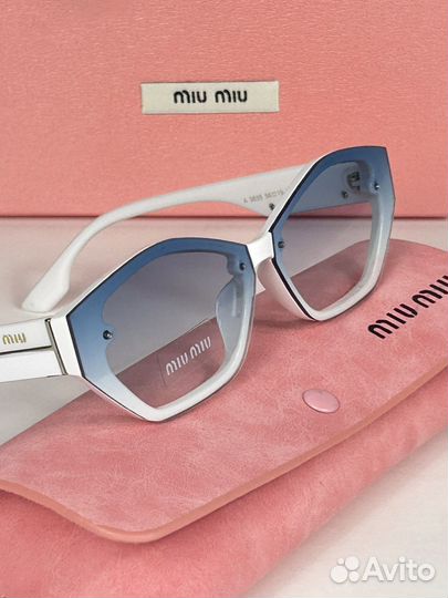 Солнцезащитные очки Miu Miu