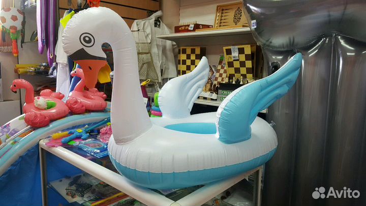 Надувные круги и матрасы для плавания