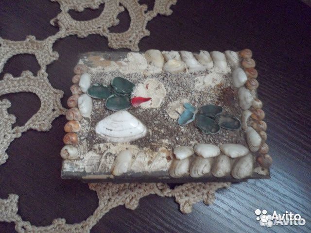 Старинная шкатулка, декорированная ракушками