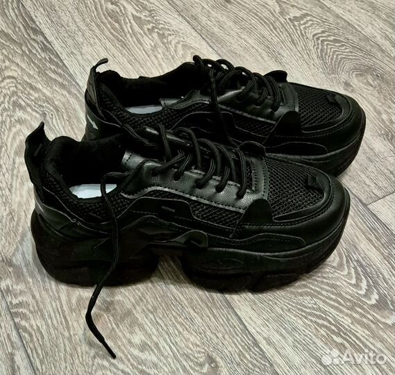 Кроссовки женские новые