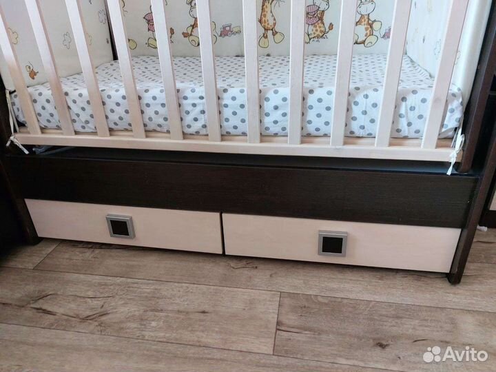 Детская кроватка с маятником