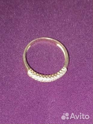 Золотое обручальное кольцо